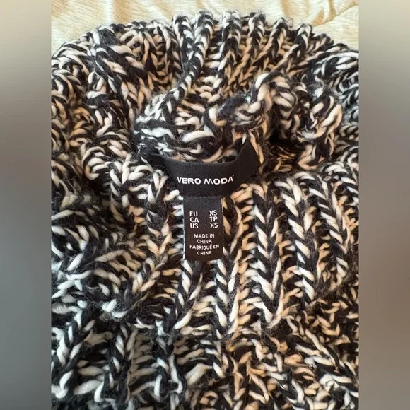 Vero Moda black and white chunky oversized knit turtleneck. Size XS , NWOT - Picture 6 of 6